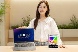 نمای نزدیک از یک لپ‌تاپ با نمایشگر OLED سامسونگ و نشان تاییدیه VESA DisplayHDR