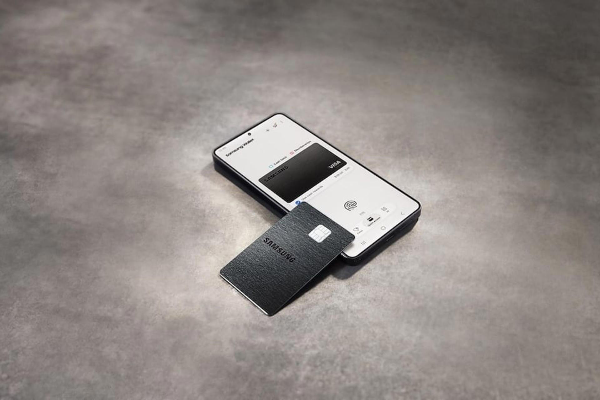 کارت بانکی گلکسی کارت سامسونگ در کنار گوشی