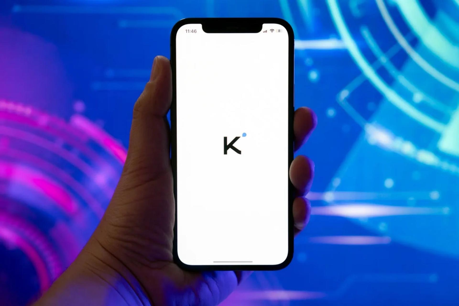 لوگوی هوش مصنوعی کیمی K3 بر نمایشگر گوشی هوشمند