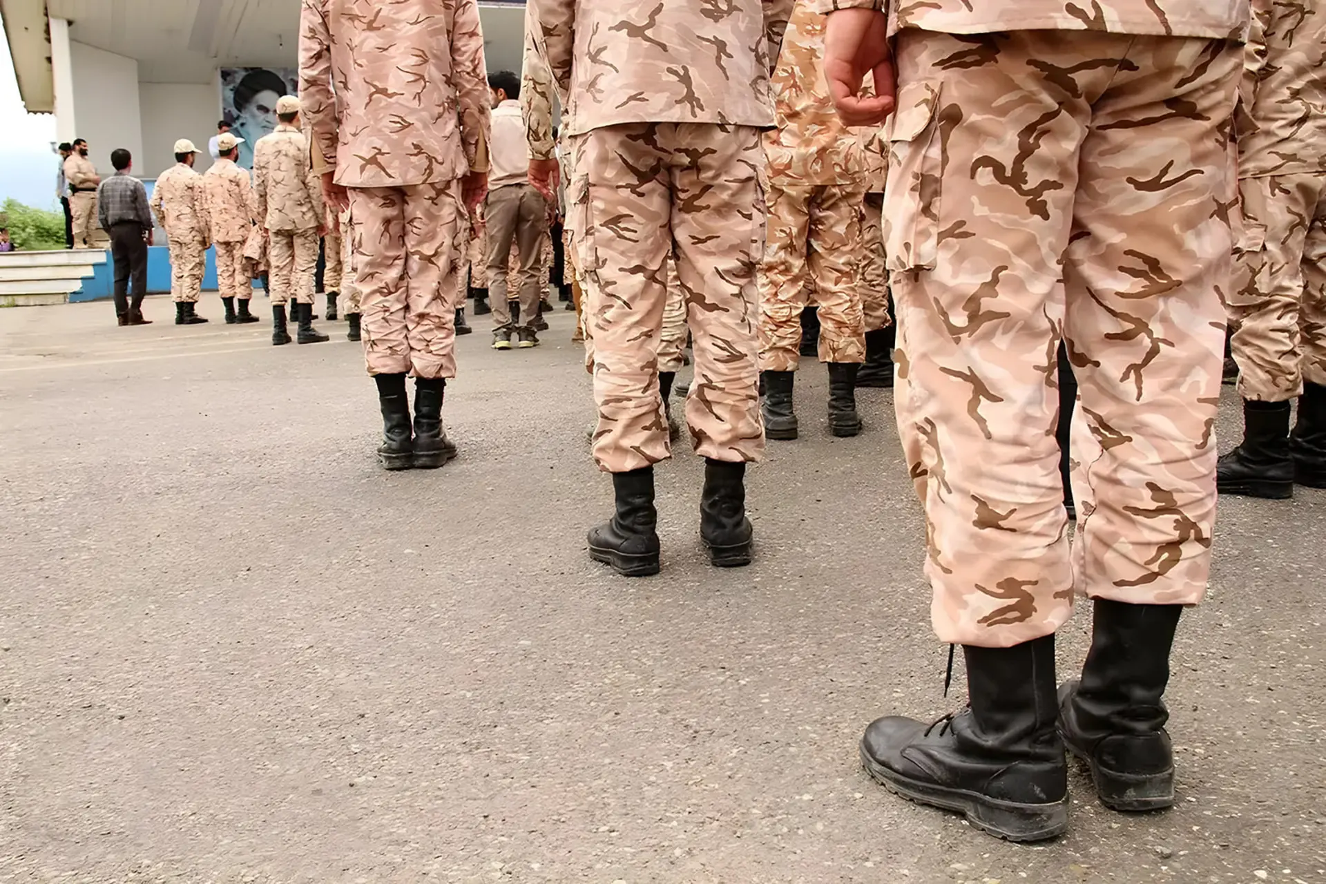 سربازان با لباس نظامی 