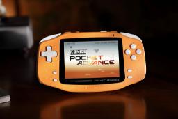 کنسول دستی نارنجی آیانئو Konkr Pocket Advance با صفحه نمایش روشن