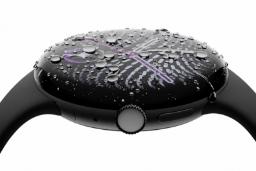 ساعت هوشمند پیکسل واچ ۵ (Pixel Watch 5) پوشیده از قطرات آب