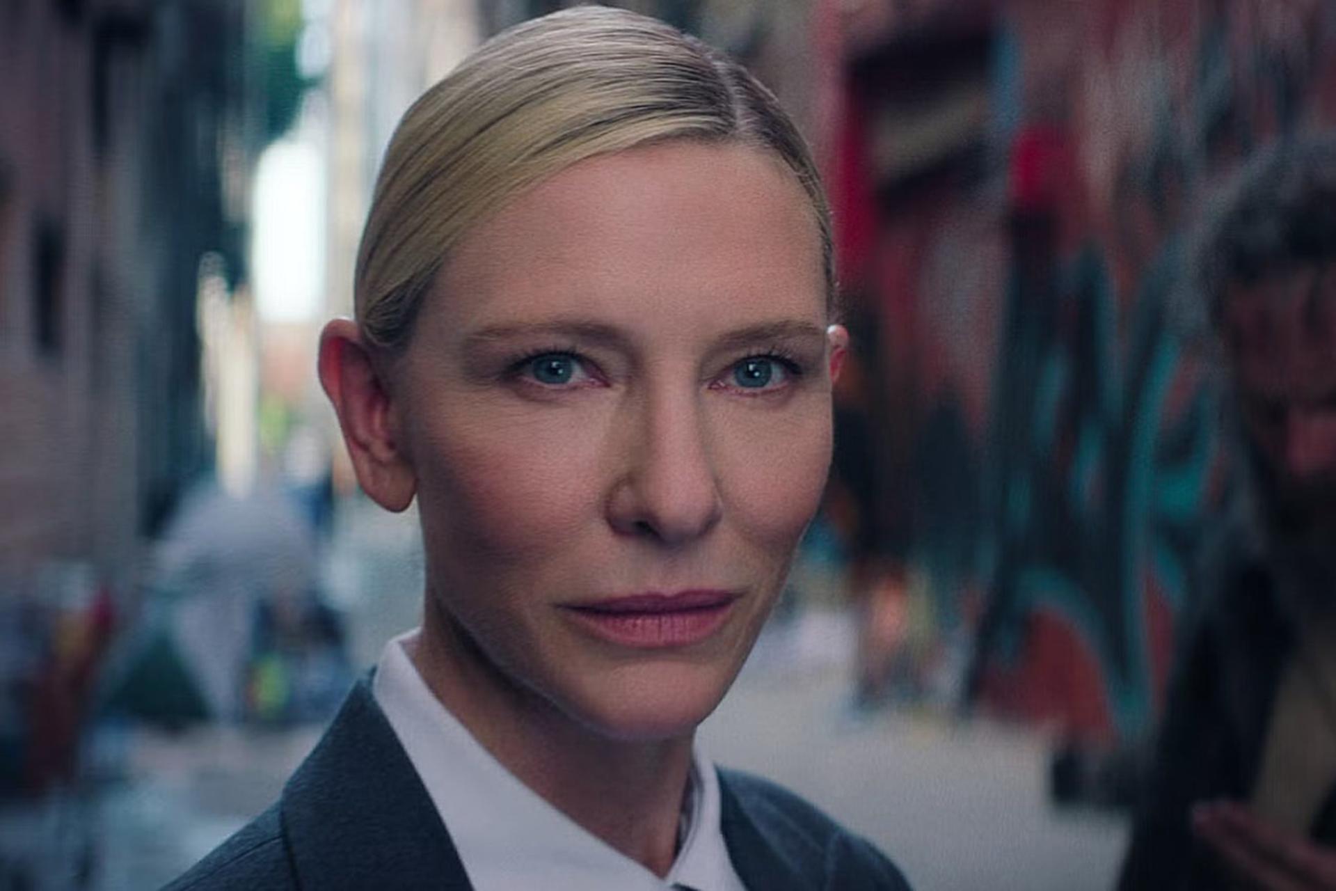 چهره کیت بلانشت (Cate Blanchett) در محیطی شهری و پرجنب‌وجوش اسکویید گیم