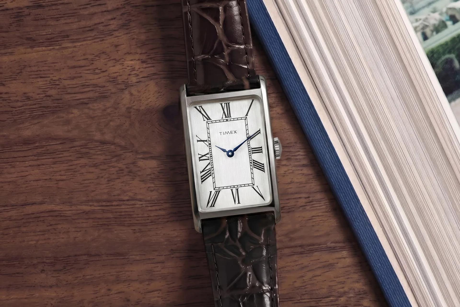 ساعت مچی مستطیلی تایمکس (Timex) با صفحه سفید و بند چرمی قهوه‌ای