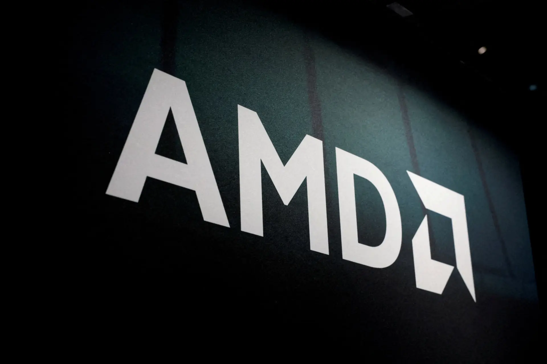 لوگو AMD روی دیوار مشکی