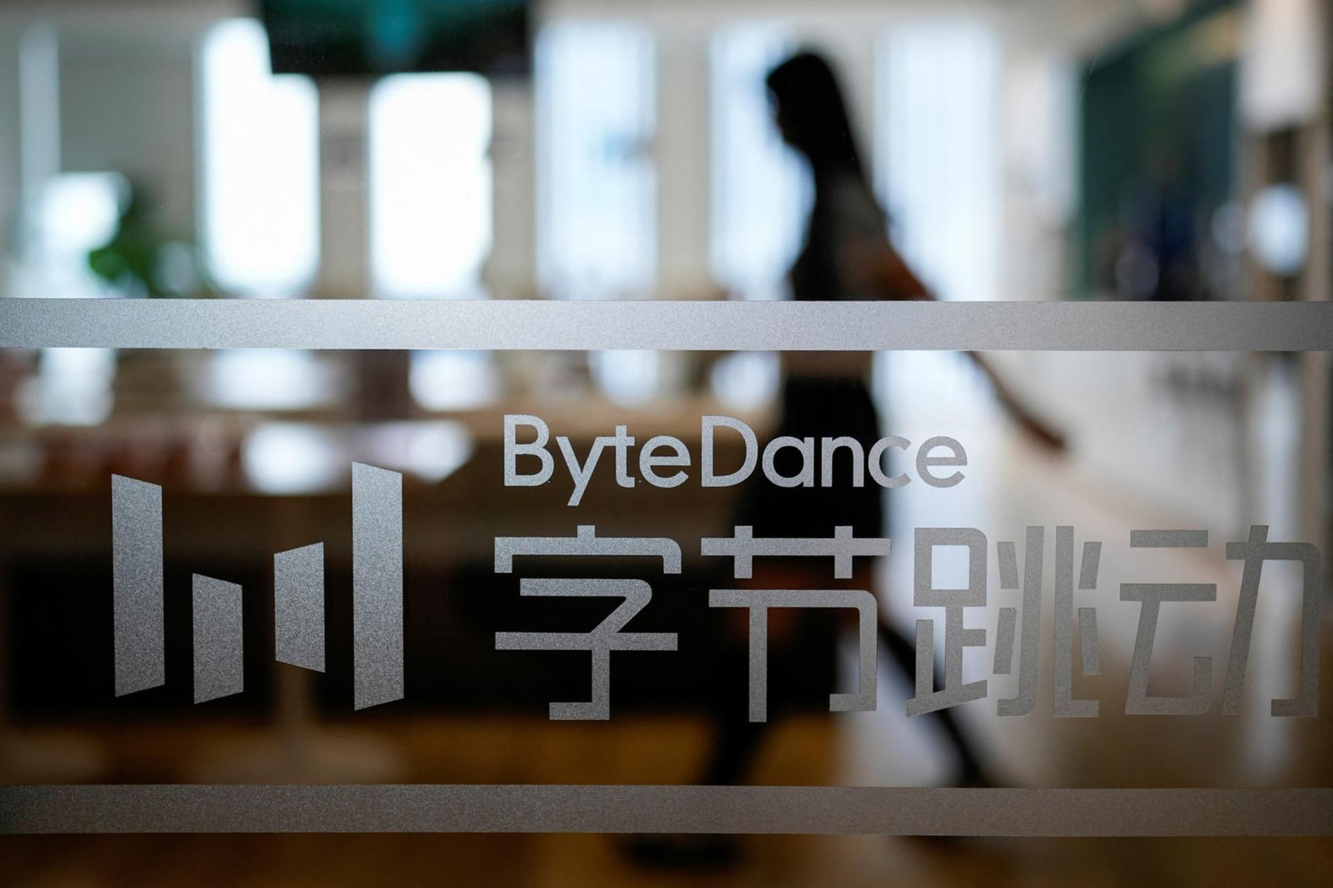 لوگوی شرکت بایت‌دنس (ByteDance) روی شیشه در ورودی دفتر