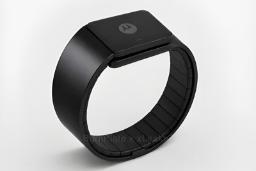 ساعت هوشمند موتورولا (Motorola) با طراحی بدنه تاشو و بند مشکی