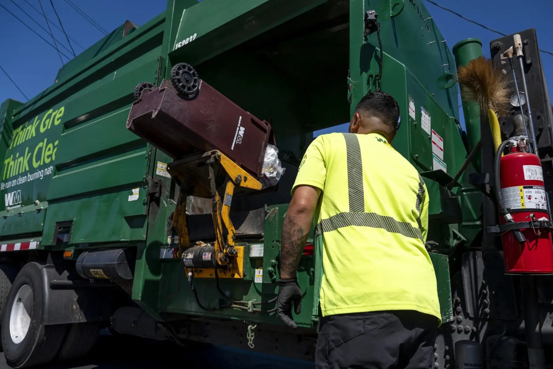 کامیون زباله (Waste Management) در حال تخلیه مخزن با استفاده از سیستم هوشمند