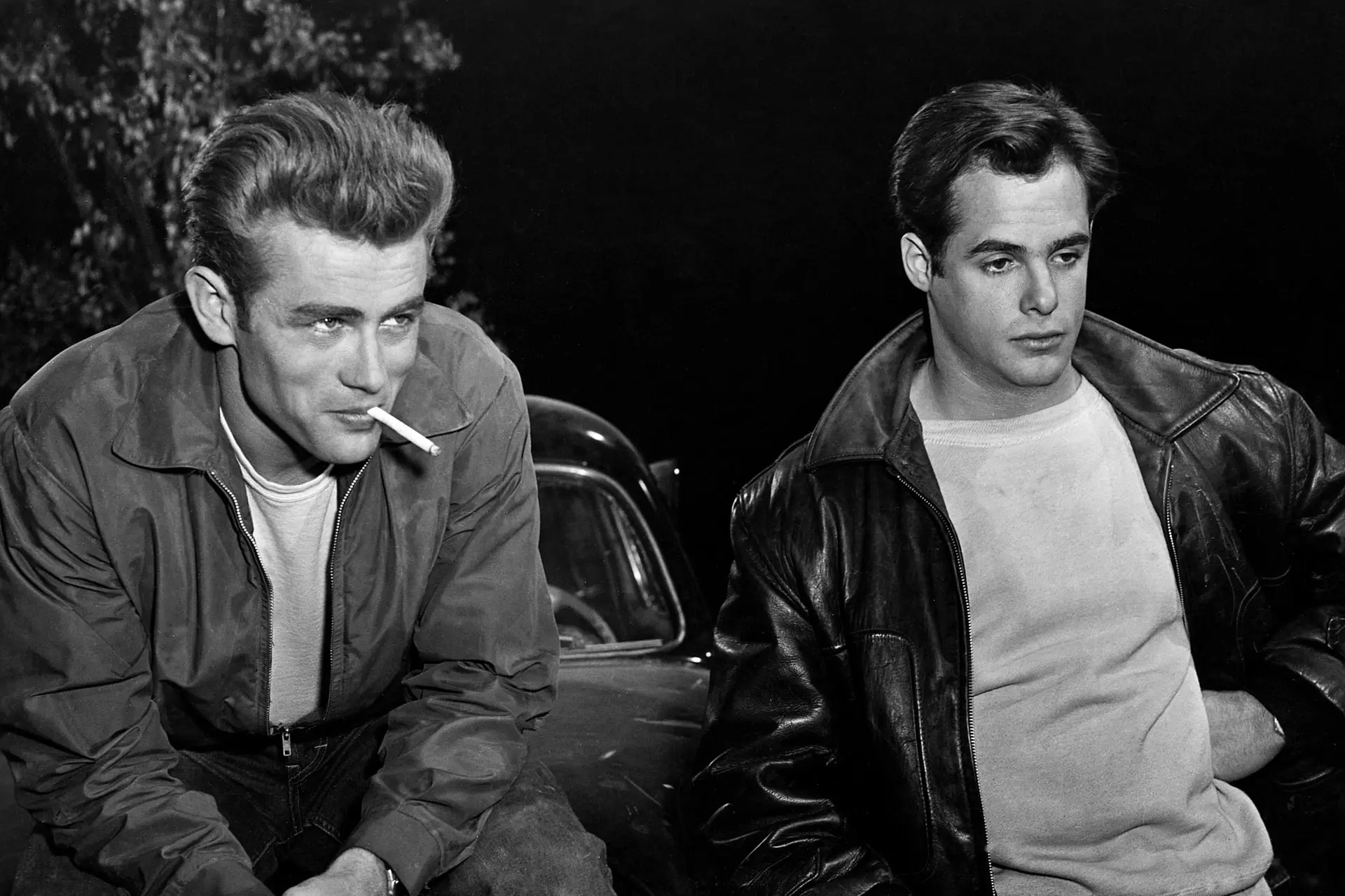 جیمز دین (James Dean) در حال کشیدن سیگار در صحنه‌ای از فیلم شورشی بدون دلیل