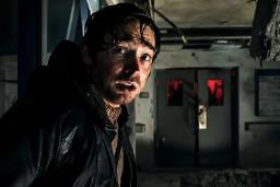 چهره مردی در محیط تاریک و ترسناک فیلم رزیدنت اویل (Resident Evil)