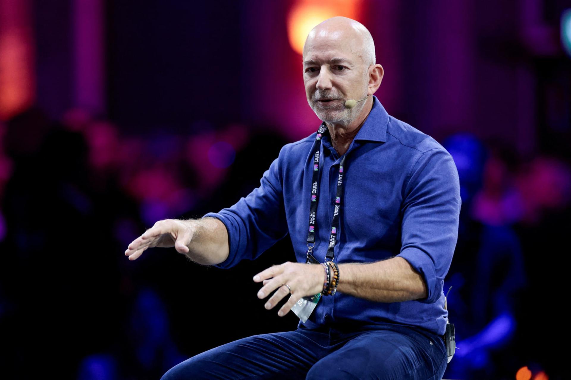 جف بیزوس (Jeff Bezos) در حال سخنرانی در یک رویداد تجاری