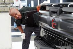 کارگر نیسان (Nissan) در حال بررسی بدنه خودرو در خط تولید