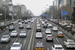 ترافیک خودروها در بزرگراهی پرتردد در یکی از شهرهای چین