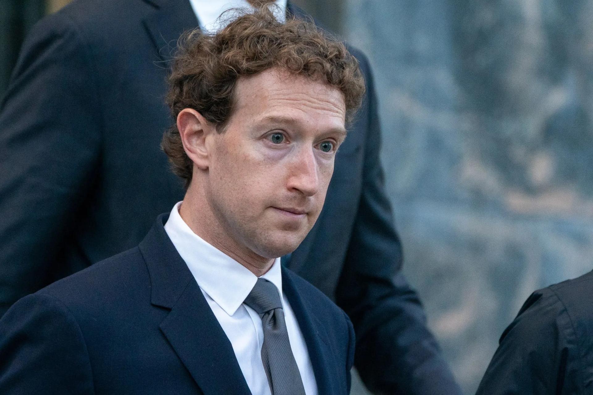 مارک زاکربرگ (Mark Zuckerberg) در یک جلسه رسمی با چهره‌ای جدی