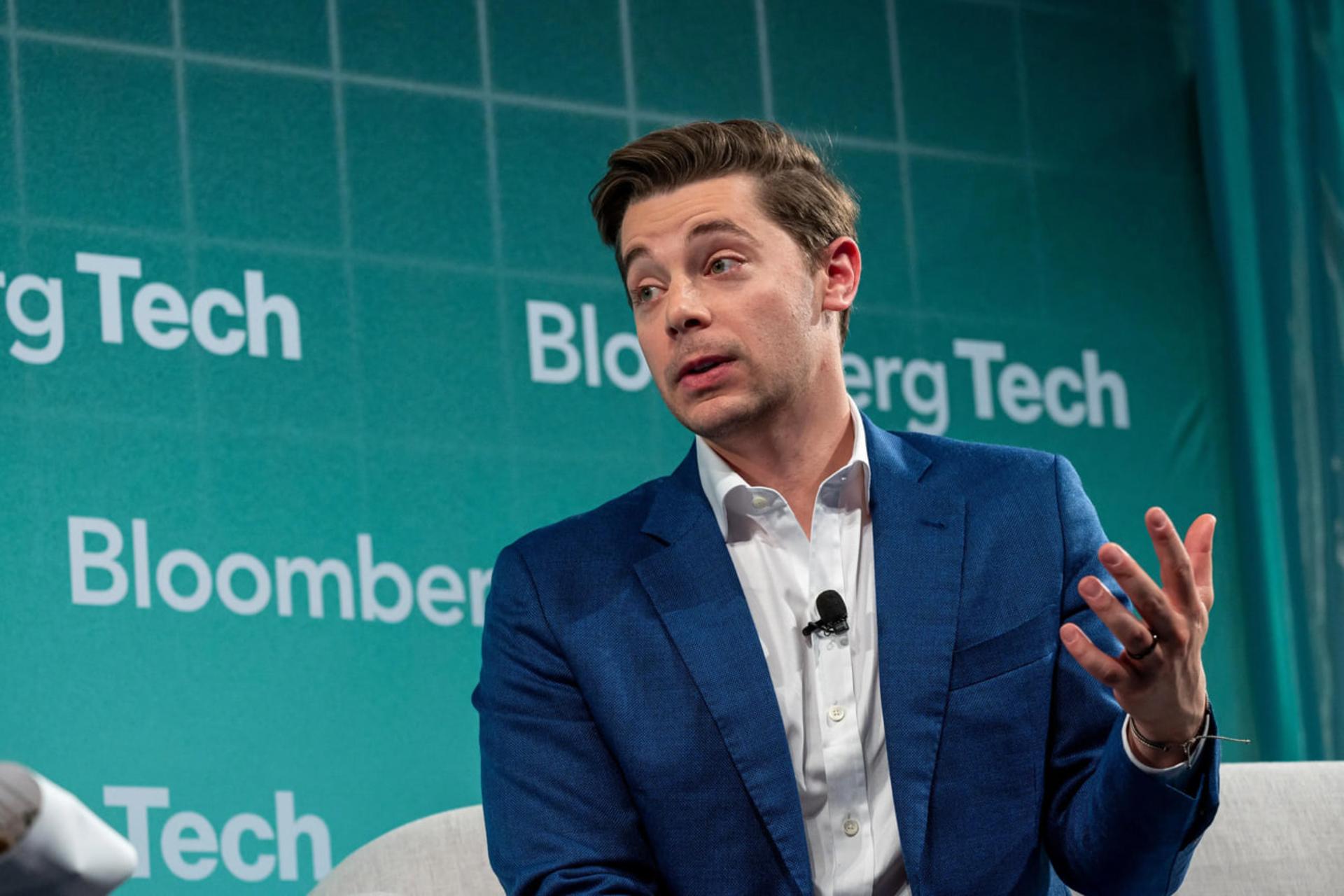 مدیر ارشد OpenAI (OpenAI Executive) در حال سخنرانی در اجلاس Bloomberg Tech