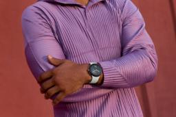 ساعت هوشمند گوگل (Google Smartwatch) روی مچ دست یک مرد