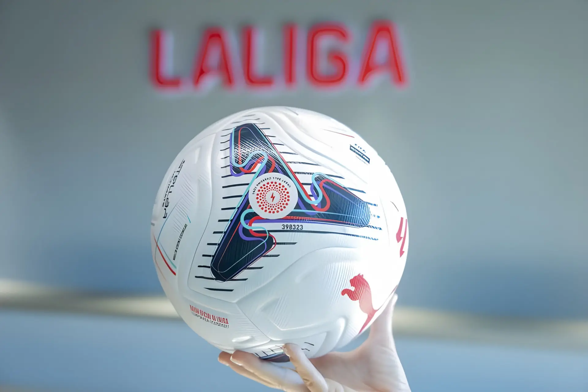 توپ هوشمند (Smart Ball) با حسگرهای داخلی در مقابل لوگوی لالیگا (LaLiga)
