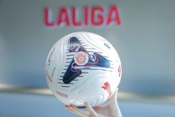 توپ هوشمند (Smart Ball) با حسگرهای داخلی در مقابل لوگوی لالیگا (LaLiga)