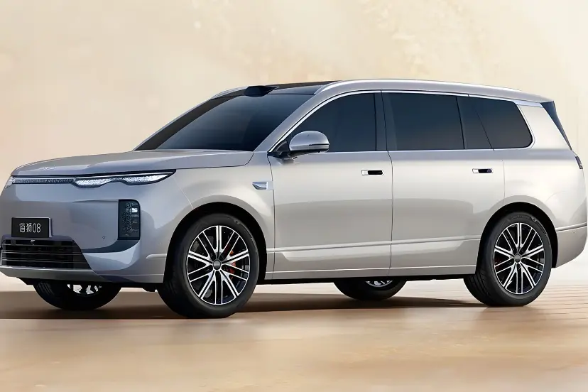 خودرو شاسی‌بلند BYD Sealion 08 با رنگ نقره‌ای در نمای نیم‌رخ