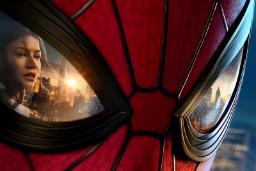 ماسک قرمز مرد عنکبوتی (Spider-Man) با انعکاس چهره زن و شهر