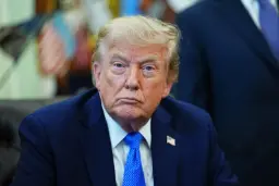 دونالد ترامپ (Donald Trump) با کت و شلوار سرمه‌ای در یک جلسه رسمی