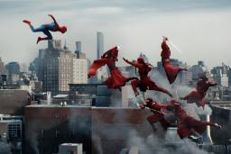 مرد عنکبوتی (Spider-Man) در حال نبرد با گروهی از دشمنان قرمزپوش بر فراز ساختمان‌های شهر