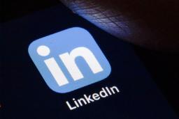 لوگوی اپلیکیشن لینکدین (LinkedIn) روی صفحه نمایش گوشی هوشمند