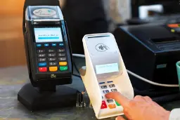 دستگاه کارتخوان (POS) در حال نمایش پیامک جعلی و رمز عبور