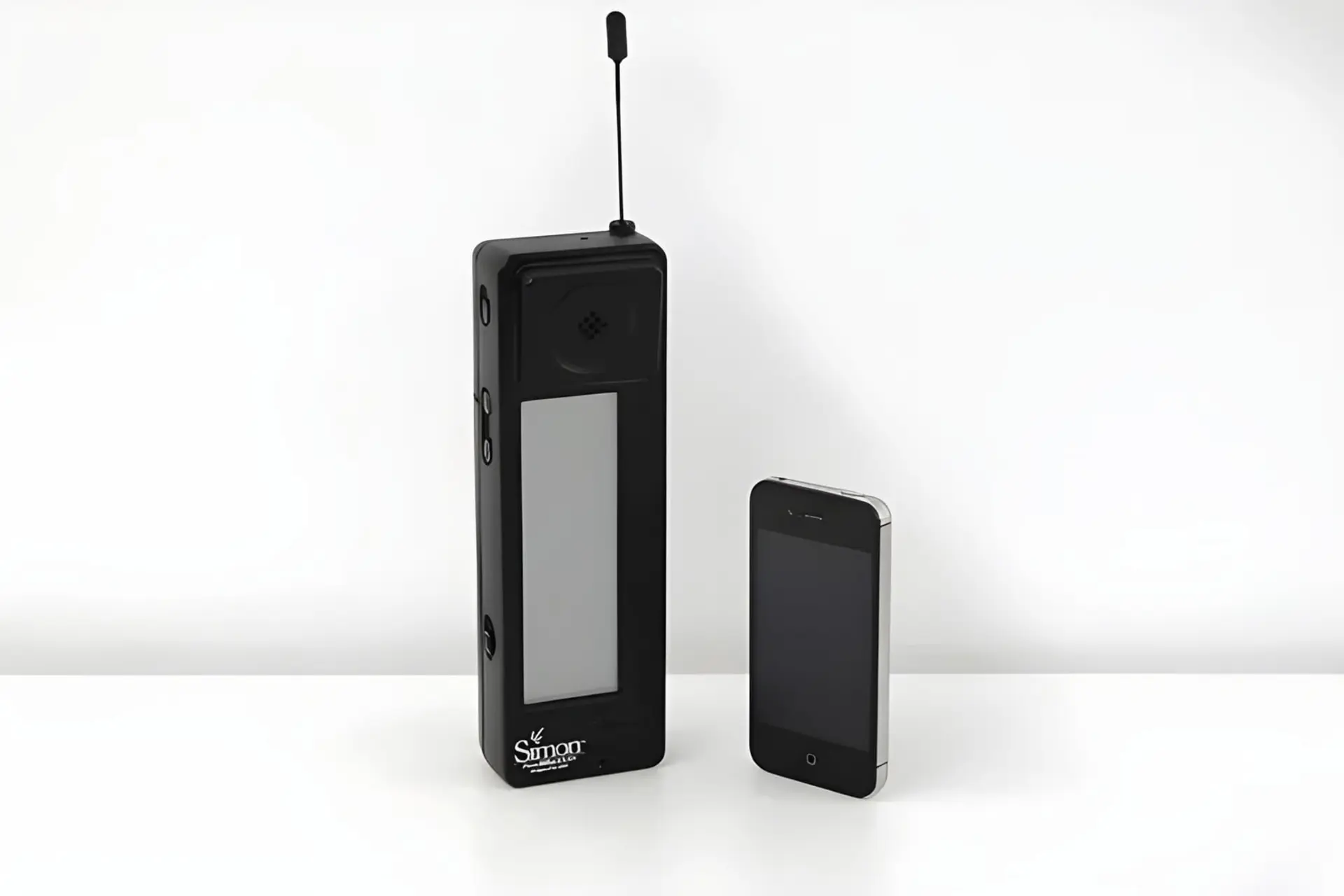 گوشی هوشمند IBM Simon در کنار یک گوشی مدرن