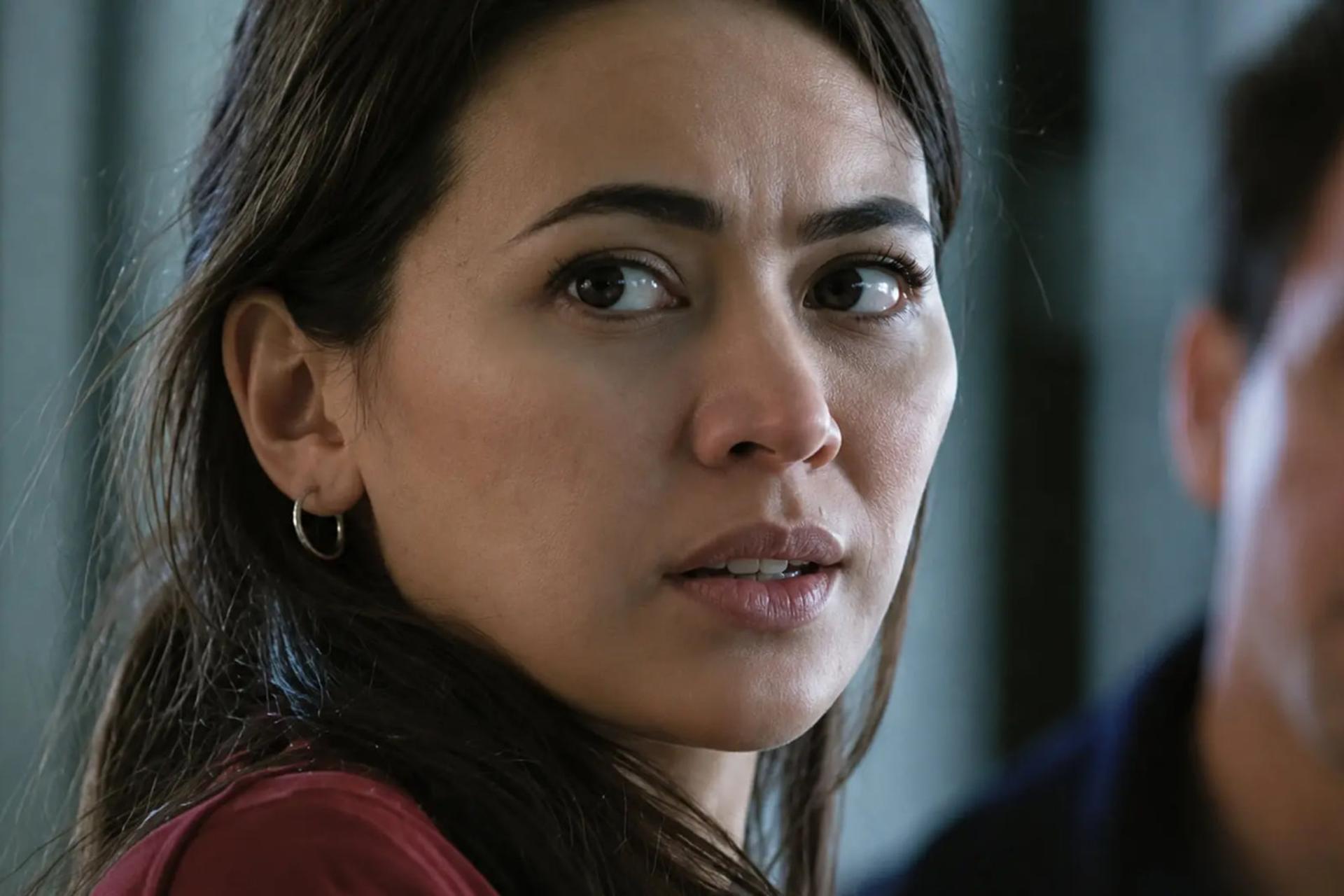 چهره نگران جسیکا هنویک (Jessica Henwick) در صحنه‌ای از سریال Silo