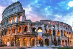 بنای عظیم کولوسئوم (Colosseum) در شهر رم با قوس‌های سنگی و نورپردازی شبانه