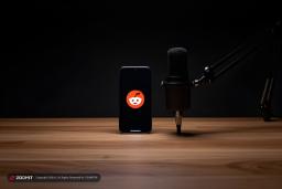 نماد اپلیکیشن ردیت روی صفحه گوشی هوشمند در کنار میکروفون