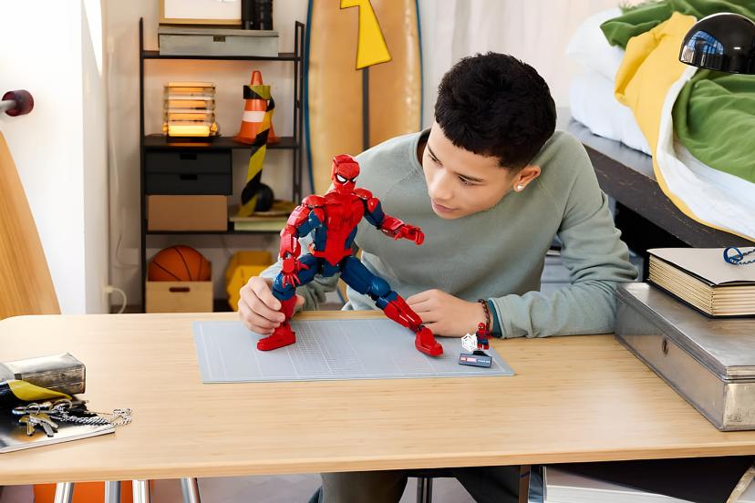 مجسمه لگو مرد عنکبوتی (Spider-Man) با مفصل‌های متحرک روی میز