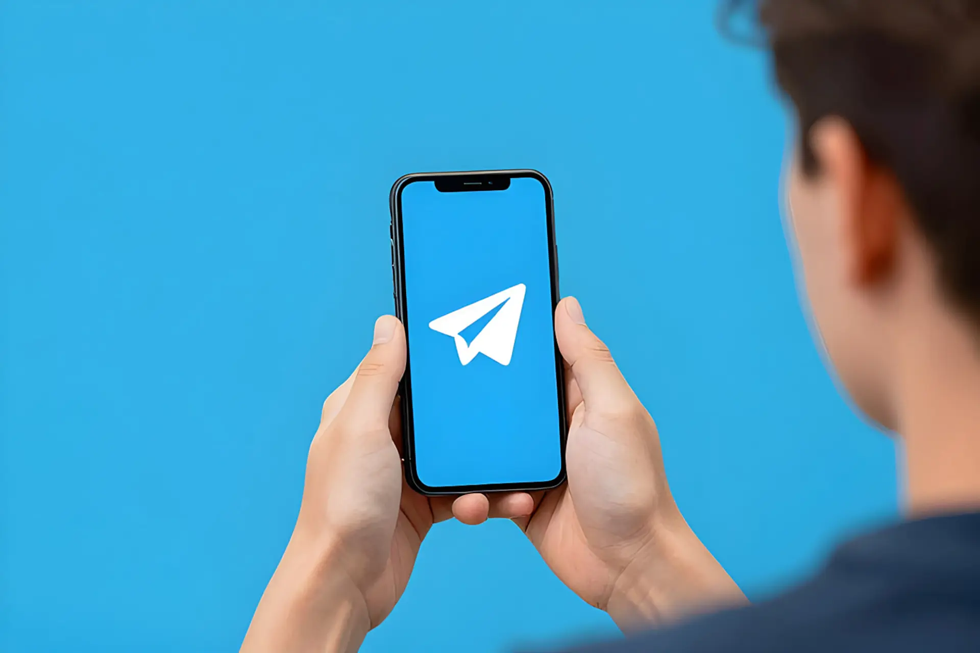 نمای نزدیک از آیکون تلگرام (Telegram) روی صفحه نمایش گوشی هوشمند