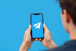 نمای نزدیک از آیکون تلگرام (Telegram) روی صفحه نمایش گوشی هوشمند