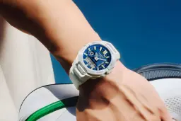 ساعت هوشمند کاسیو جی‌شاک (Casio G-Shock GBA-950) با بند سفید و صفحه آبی روی مچ دست