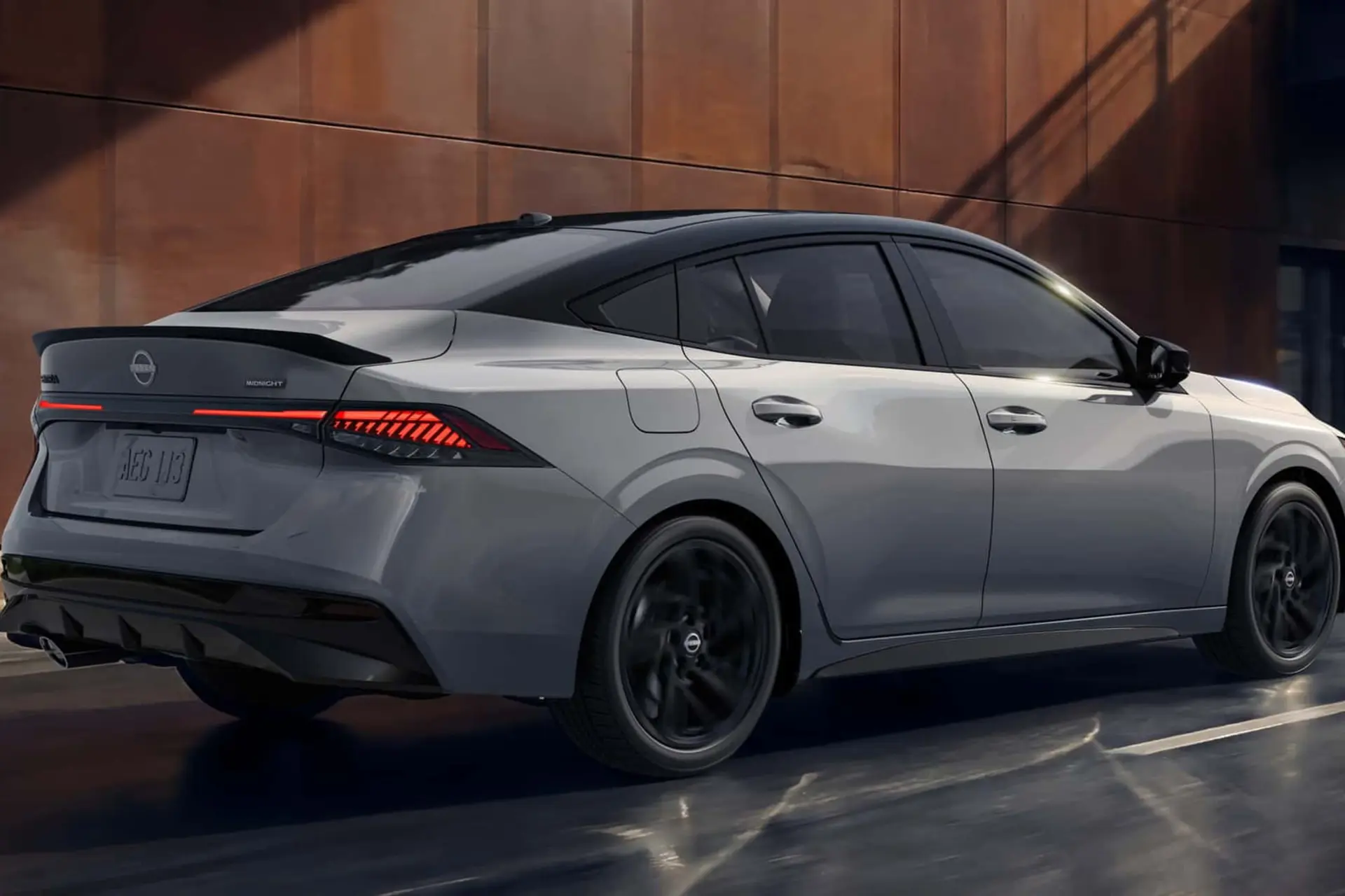 خودرو نیسان سنترا مدل ۲۰۲۷ در نمای نیم‌رخ و عقب
