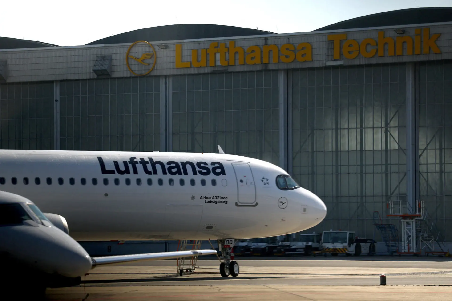 هواپیمای ایرباس (Airbus A321neo) با نشان لوفتهانزا در مقابل آشیانه فنی