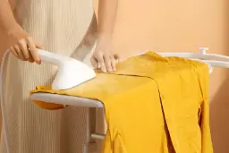 اتوبخار شیائومی در حال صاف کردن یک پیراهن زرد رنگ