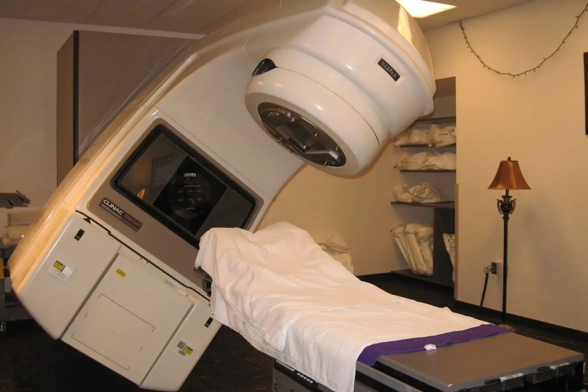 دستگاه پرتودرمانی (LINAC) در اتاق درمان بیماران سرطانی