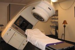 دستگاه پرتودرمانی (LINAC) در اتاق درمان بیماران سرطانی