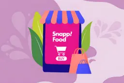 لوگوی اسنپ‌فود (Snapp! Food) روی صفحه گوشی هوشمند همراه با کیسه‌های خرید