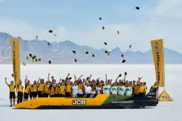 خودرو هیدروژنی (JCB Hydromax) در کنار تیم سازنده در دشت نمک