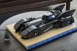 ماشین بت‌موبیل (Batmobile) لگو با طراحی سیاه و قابلیت تغییر شکل