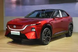 خودرو الکتریکی مزدا CX-6e با رنگ قرمز در نمایشگاه