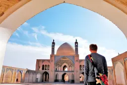 مسجد تاریخی با گنبد بزرگ و مناره‌های بلند در آسمان آبی