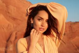 آنا د آرماس (Ana de Armas) با موهای خیس در محیط کویری