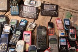 گوشی‌های موبایل قدیمی و کارکرده از برند نوکیا (Nokia) روی سطح چوبی