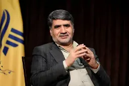 نماینده سابق مجلس در حال صحبت درباره مسائل فضای مجازی
