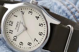 ساعت مچی تایمکس (Timex) مدل ویکندر با صفحه روشن و بند چرمی قهوه‌ای
